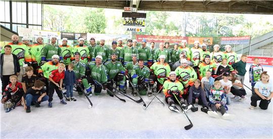 Es hat Spaß gemacht: Die Spieler der Harzer Falken und der Braunlager Jungs stellen sich beim Jubiläumsspiel im Wurmbergstadion zum Gruppenbild. Die nächste Eishockey-Generation mischt auch schon kräftig mit.