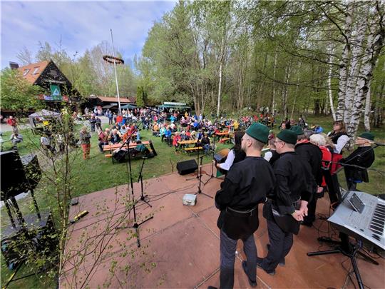 Es hat ein bisschen was von Volksfest, das Maisingen am Molkenhaus – an Bierzeltgarnituren oder von der Wiese rund um den großen Maibaum aus lauschen die Gäste. Hier den Harzromantikern aus Ildehausen. Foto: Exner