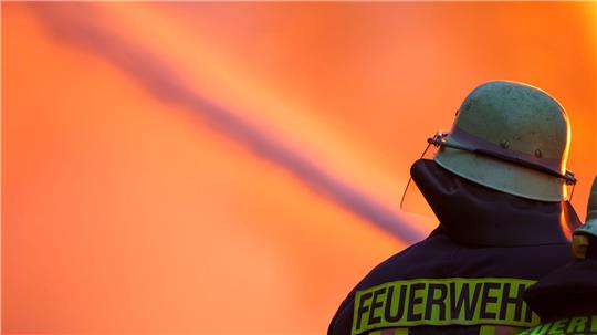 Es hat gebrannt an einem Zug - die Feuerwehr half dabei, dass niemand zu Schaden kam. 