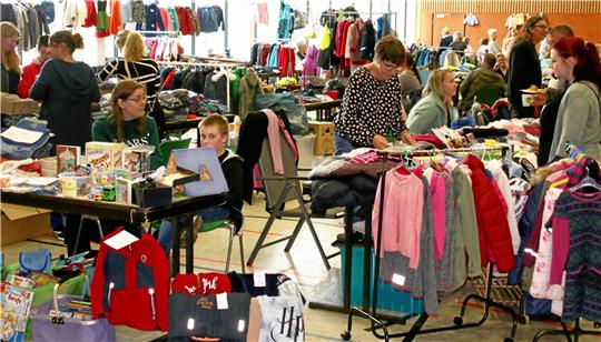 Es herbstet in der Stadthalle: Eltern verkaufen bei der 51. Kinderkleiderbörse vor allem warme Jacken und Schneeanzüge. Foto: Knoke