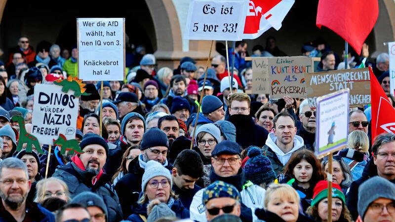 Vortrag: Bündnispartner für eine wehrhafte Demokratie gesucht „Es ist 5 vor 33“: Die Botschaften auf den Transparenten sind klar. Ende Januar protestiert Goslar auf dem Marktplatz gegen die Gefahr, die von Rechtsextremisten für die Demokratie ausgeht.