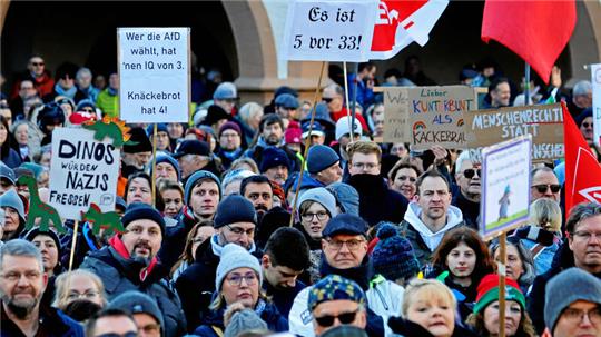 „Es ist 5 vor 33“: Die Botschaften auf den Transparenten sind klar. Ende Januar protestiert Goslar auf dem Marktplatz gegen die Gefahr, die von Rechtsextremisten für die Demokratie ausgeht.