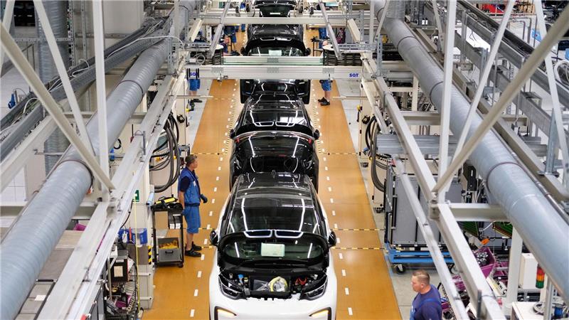 Wieder mehr Aufträge für deutsche Industrie Es ist Licht zu sehen am Ende des Tunnels - die Aussichten für die deutsche Industrie bessern sich. (Archivbild)