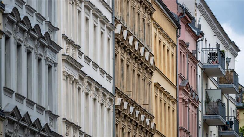 Es ist absehbar, dass freie Wohnungen - insbesondere in Großstädten - ein knappes Gut bleiben, denn der Abwärtstrend bei den Baugenehmigungen setzt sich fort. (Archivbild).