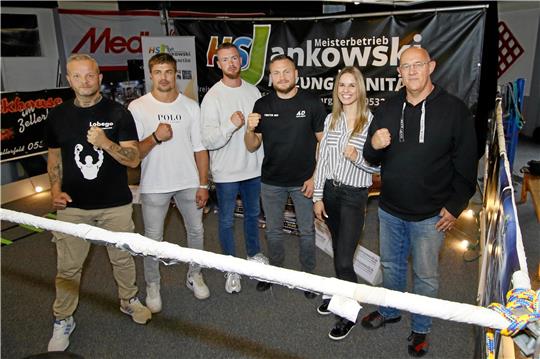 Es ist angerichtet: Timur Lock (li.) und Hartmut Berge (re.) von Ausrichter Lobego sowie Lara Ochmann, Hauptkämpfer Adam Deines, der Braunschweiger Patrick Rokohl und Trainer Dirk Dzemski (v. re.) wollen am 30. September einen tollen Boxabend in der Goldenen Aue bieten. Foto: Epping