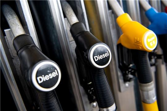 «Es ist auffällig, wie stark der Dieselpreis im letzten Halbjahr gesunken ist», sagt der ADAC-Kraftstoffmarktexperte. «Das ist aber eigentlich nur die Normalisierung im Vergleich zu den extremen Ausschlägen des vergangenen Jahres.»
