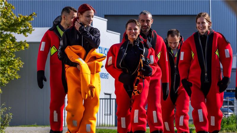Angehende Astronauten paddeln für den Notfall Es ist bereits das dritte Mal, dass Astronauten in Rostock das Überleben auf See trainieren.