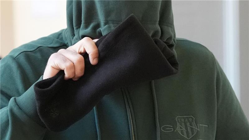 Es ist bereits der zweite Prozesstag, an dem der Zeuge befragt wird.