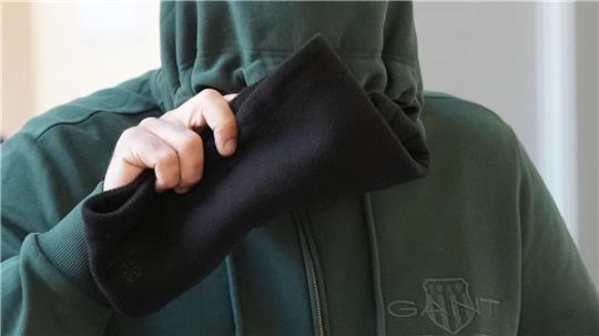 Es ist bereits der zweite Prozesstag, an dem der Zeuge befragt wird.