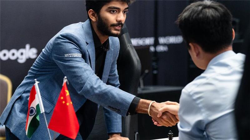 Indisches Wunderkind jetzt jüngster Schach-Weltmeister Es ist besiegelt: Titelverteidiger Ding Liren (r) räumt seine Niederlage gegen Gukesh ein.