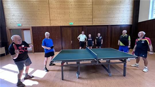 Es ist deutlich zu sehen, dass Helmut Hundertmark (l.) weiß, wie man Tischtennis spielt. Zusammen mit seinem Bruder Werner tritt er hier im Doppel gegen seine Kollegen aus der „Seniorentruppe“ an – und hat keine Probleme, die von der Platte zu putzen.