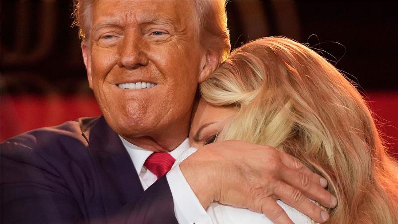Kirks Witwe an Trumps Brust Es ist ein Bild mit Symbolkraft.
