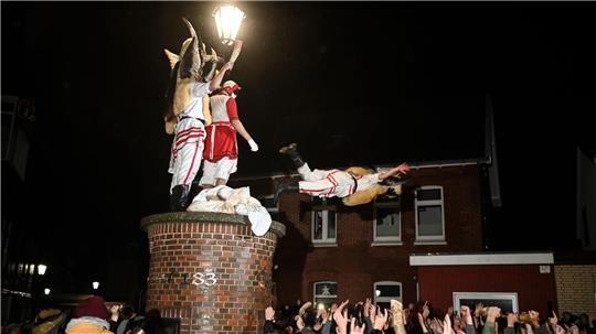 Es ist ein Brauch, bei dem junge Männer im Mittelpunkt stehen - die Ursprünge des Klaasohm-Festes liegen im Dunkeln. (Archivbild)