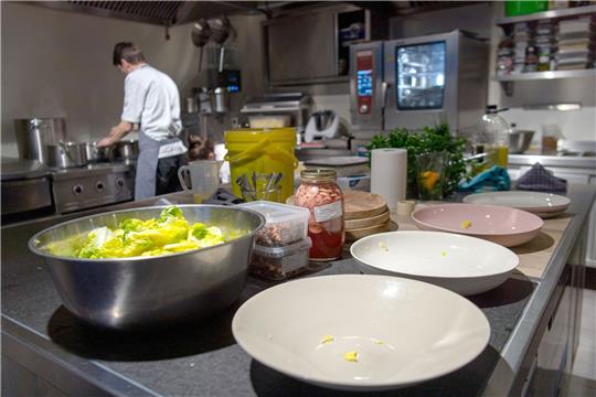 «Es ist ein fatales Signal, dass im Lebensmittelhandwerk oft mehr als 40 Prozent der Jugendlichen ihre Ausbildung abbrechen, in den Gastro-Küchen sogar jeder Zweite», warnt der NGG-Vorsitzende.