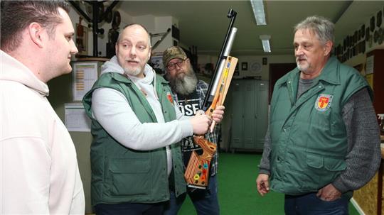 Es ist ein neues Angebot, um den Verein präsenter zu machen. Beim „Offenen Freitag“ heißt der neue Vorsitzende Manfred Schwalenberg (r.) auch externe Gäste auf dem Schießstand und im Schützenheim willkommen.