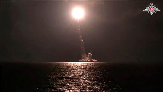 «Es ist einfach leichtsinnig und unverantwortlich, wenn der Anführer einer großen Atommacht so mit dem Säbel rasselt, wie er es in Bezug auf den möglichen Einsatz von Atomwaffen tut», sagte der Kommunikationsdirektor des Nationalen Sicherheitsrats, John Kirby.