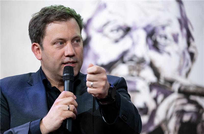 SPD-Chef: Vier-Tage-Woche kein Modell für ganze Wirtschaft «Es ist ja für Frauen durchaus attraktiv, wenn man in Richtung Vier-Tage-Woche geht»: Lars Klingbeil.