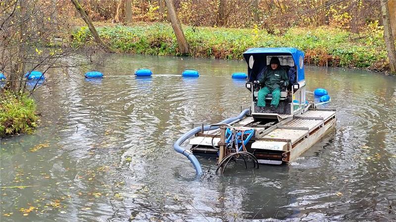 Bad Harzburger Klärteiche werden vom Schlamm befreit Es ist kalt und regnet, als der Truxor ins Wasser setzt. Doch Fahrer Peter Schmid von der Firma Vebiro ist abgehärtet – und sein Fahrzeug verfügt über eine Sitzheizung.