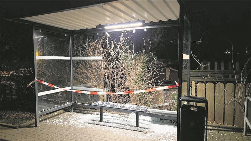 Eine beschädigte Glasscheibe an einer Bushaltestelle. 