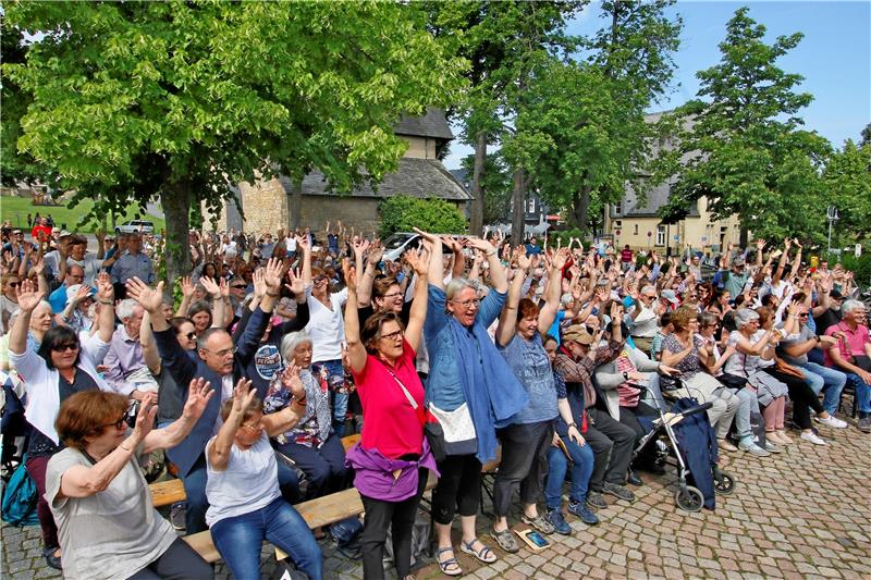 Es ist lange her: Dass der traditionelle Open-Air-Gottesdienst an der Kaiserpfalz zwei Jahre ausfallen musste, konnten die Christen nicht wissen, die im Jahr 2019 noch so freudig die Ausgießung des Heiligen Geistes feierten. Am Montag ist die ökumenische Veranstaltung wieder möglich – bei gutem Wetter an der Kaiserpfalz, bei Unwetter in der Marktkirche. Archivfoto: Epping