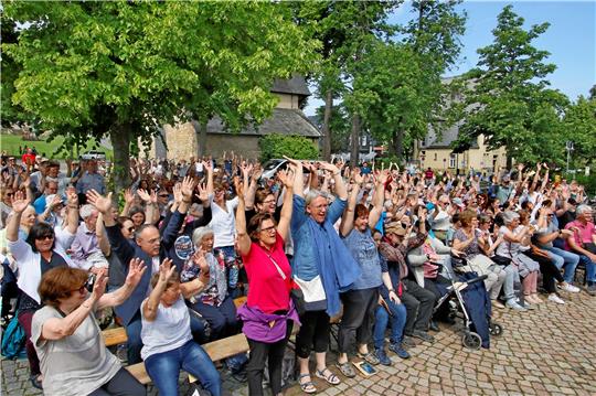 Es ist lange her: Dass der traditionelle Open-Air-Gottesdienst an der Kaiserpfalz zwei Jahre ausfallen musste, konnten die Christen nicht wissen, die im Jahr 2019 noch so freudig die Ausgießung des Heiligen Geistes feierten. Am Montag ist die ökumenische Veranstaltung wieder möglich – bei gutem Wetter an der Kaiserpfalz, bei Unwetter in der Marktkirche. Archivfoto: Epping