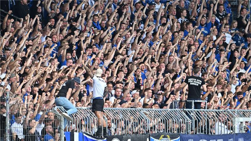 Es ist nicht sicher, ob es Bielefeld gibt, aber es gibt die Fans der Arminia. Die zeigen, dass sie beim Spiel gegen Eintracht Braunschweig geschlossen hinter ihrer Mannschaft stehen. 