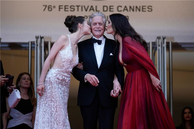 Es ist sein Abend - Michael Douglas bekommt nicht nur die Ehrenpalme, sonder auch ein Küsschen von Frau Catherine und Tochter Carys.