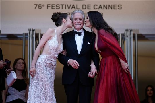Es ist sein Abend - Michael Douglas bekommt nicht nur die Ehrenpalme, sonder auch ein Küsschen von Frau Catherine und Tochter Carys.