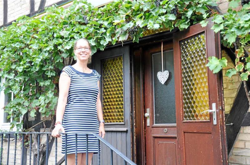 „Es ist unser Zuhause“: Dagmar Hinzpeter ist bereits seit dem 15. August Pfarrerin für Immenrode und Weddingen. Sie tritt die Nachfolge ihres verunglückten Mannes Ekkehard Hasse an – und bleibt in vertrauter Umgebung wohnen.  Foto: Heine