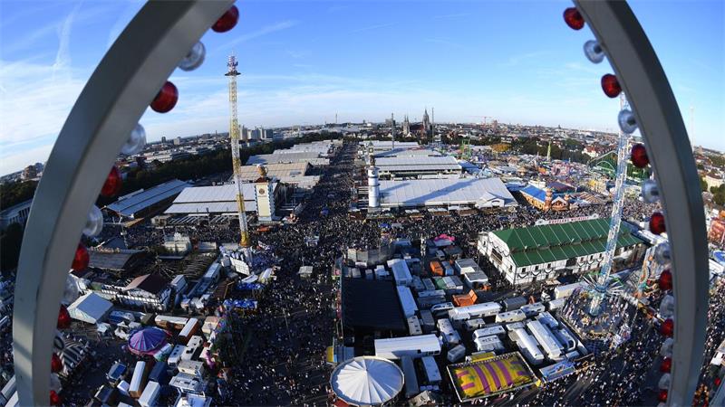 Es ist voll auf dem Oktoberfest.