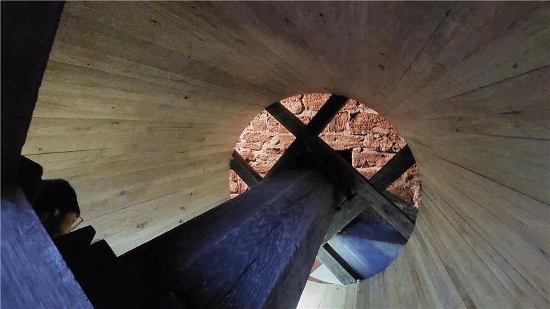 Wie das Wasserrad der Abbenröder Mühle gerettet werden konnte Es ist vollbracht: Alle Radbodenbretter sind getauscht, die neue Saison kann beginnen.