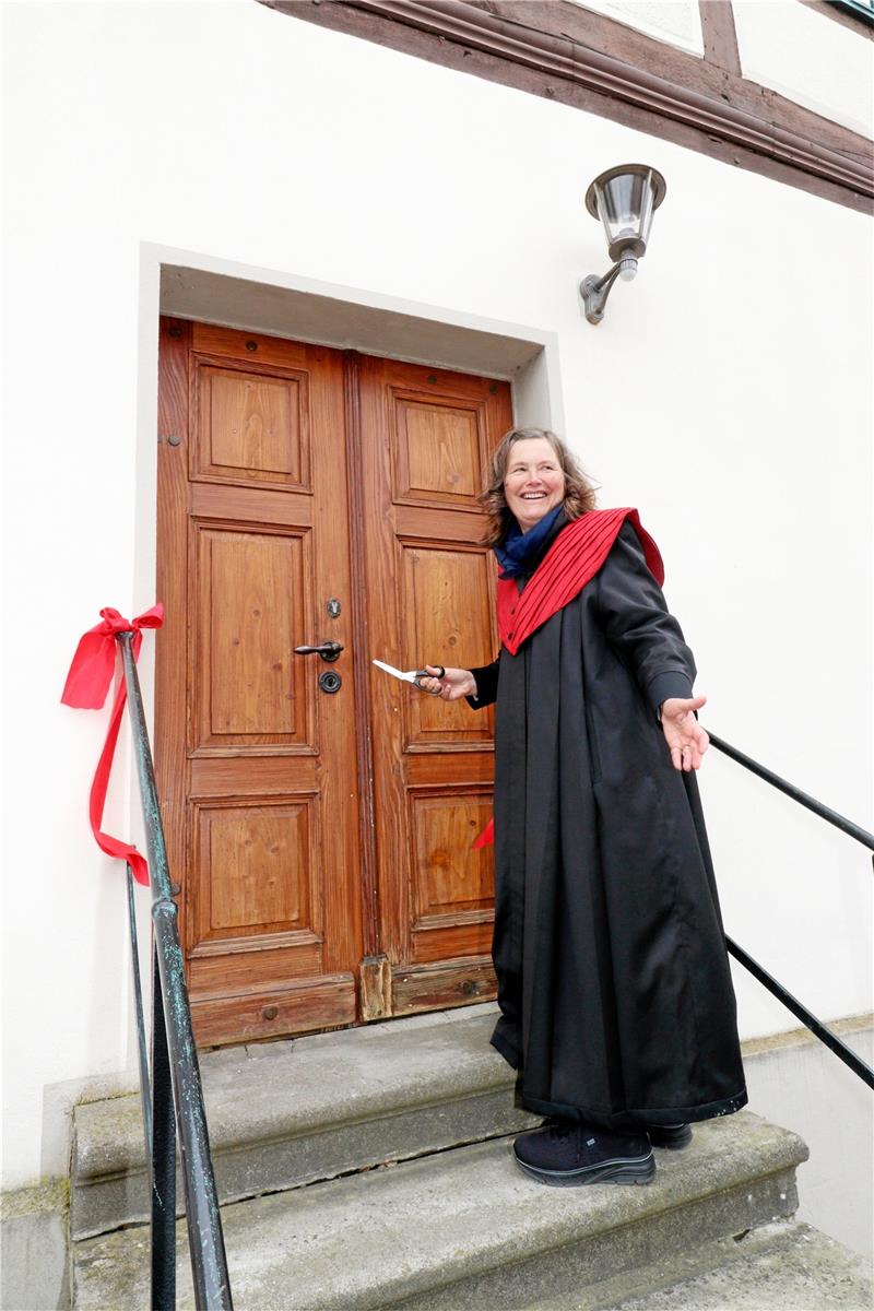 Es ist vo.llbracht: Christiane Coordes-Bischoff öffnet froh die Pforte zum Gäste- und Gemeindehaus.