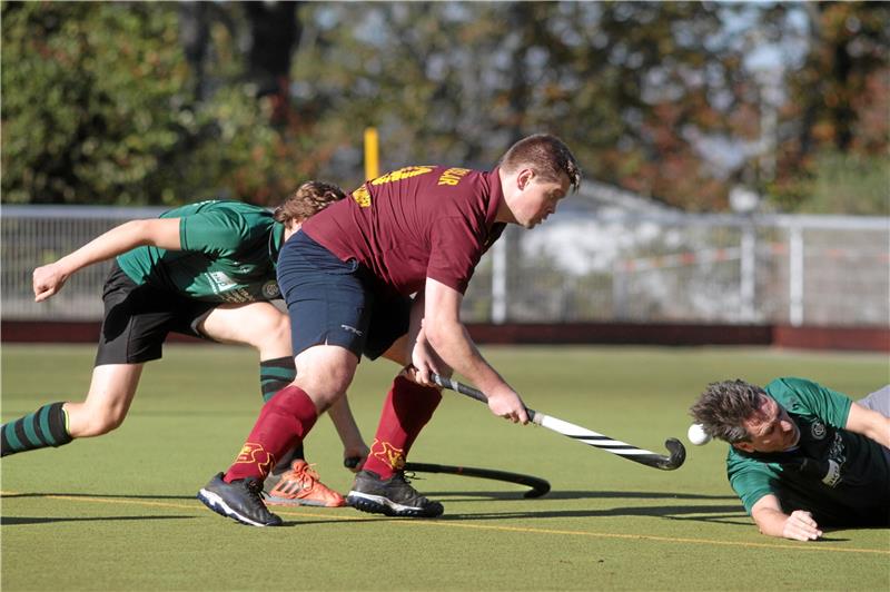 Goslarer HC 09 gewinnt Kellerduell und beendet Sieglos-Serie Es ist vollbracht: Der Goslarer HC 09 und Yannick Schnellinger feiern den ersten Sieg der Saison. Sie setzen sich im Kellerduell gegen den Club zur Vahr II mit 3:2 durch. Foto: Drechsler