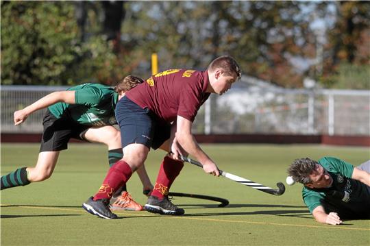Es ist vollbracht: Der Goslarer HC 09 und Yannick Schnellinger feiern den ersten Sieg der Saison. Sie setzen sich im Kellerduell gegen den Club zur Vahr II mit 3:2 durch.  Foto: Drechsler
