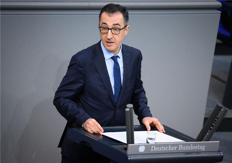 Bundestag ruft zum Schutz jüdischen Lebens auf «Es ist vornehmste republikanische Pflicht eines jeden Bürgers dieses Landes, von uns allen, sich dem antisemitischen Hass entgegenzustellen», sagt der Grünen-Politiker Cem Özdemir.