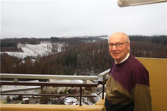 Es ist was anderes, auf ein Hochhaus zu blicken, als aus einem Hochhaus herauszublicken: Eberhard Göschel jedenfalls genießt die Aussicht von seinem Balkon.  Fotos: Eggers