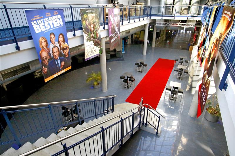 „Es ist zu Deinem Besten“? Ein Filmtitel, der glatt dem Corona-Management entsprungen sein könnte. Darunter eine leere Halle... vielleicht auf den ersten Blick. Zwar fehlt natürlich die Hauptsache, das Publikum. Über einen Mangel an Möglichkeiten, sich zu vergnügen, könnte sich dieses jedoch nicht beklagen. Wer aufmerksam durchs Foyer schlendert, findet alles vom (S)Passbildautomaten über Flipperautomaten und Tischfußball bis zum Spiel mit virtuellen Realitäten. Fotos: Epping