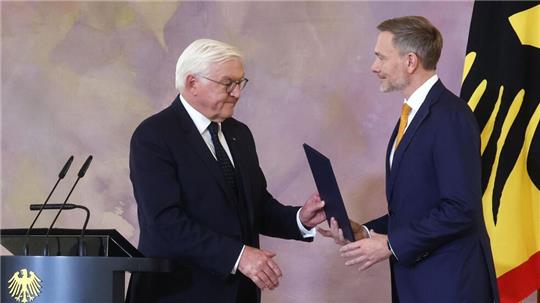 Es kam anders als geplant: Bundespräsident Steinmeier überreicht FDP Chef Christian Lindner die Entlassungsurkunde. 