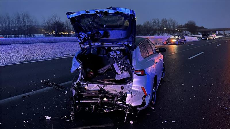 Ein weißer stark demolierter Pkw.