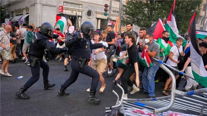 Letzte Vuelta-Etappe wegen Protesten abgebrochen Es kam zu Zusammenstößen zwischen Polizei und Demonstranten.