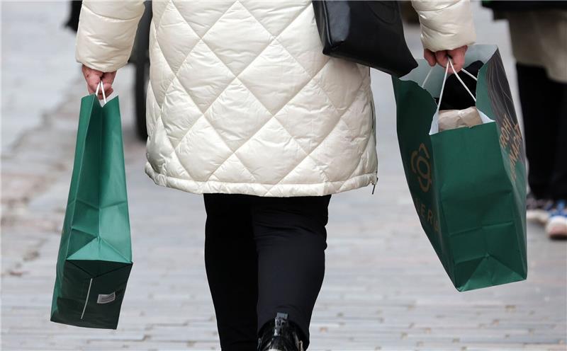 Wegen Warnstreiks: Weihnachtseinkäufe lieber vorziehen Es könnte Warnstreiks im Einzelhandel geben - Weihnachtseinkäufe sollten nicht auf die letzte Minute getätigt werden.