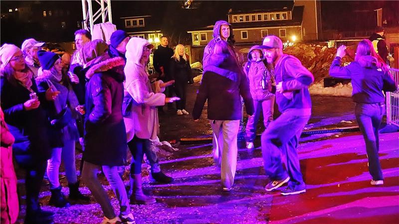 Menschen tanzen ausgelassen auf dem Platz Neue Mitte.