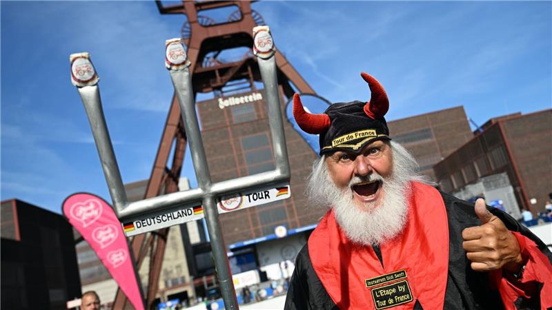 Bilder des Tages Es muss ja nicht immer die Tour de France sein: Radsport-Fan Didi Senft steht in seinem typisch teuflischen Outfit zum Start der Deutschland Tour vor dem Förderturm der Zeche Zollverein in Essen.