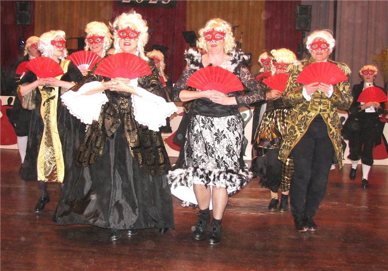 300 Besucher feiern den 45. Winterball in St. Andreasberg Es muss nicht immer irisch sein, auch zur Musik von „Les Misérables“ kann wunderbar gesteppt werden, wie die Gruppe „the Art & tAp dAncer“ zeigt.