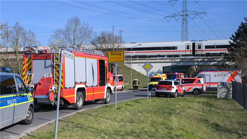 Oberleitung fällt auf ICE: Hunderte sitzen stundenlang fest Es mussten Verletzte versorgt werden.