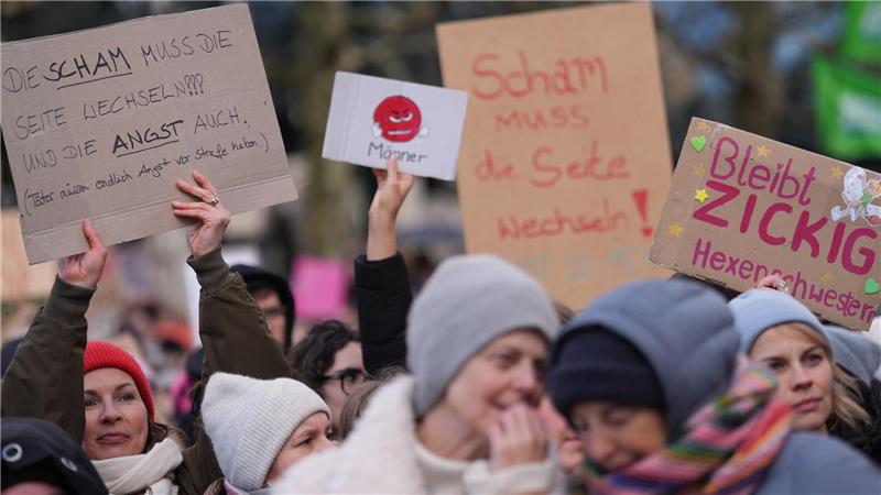 „Es reicht! Die Scham muss die Seite wechseln“: Mit dieser Forderung sind in der Hamburger Innenstadt Tausende auf die Straße gegangen.