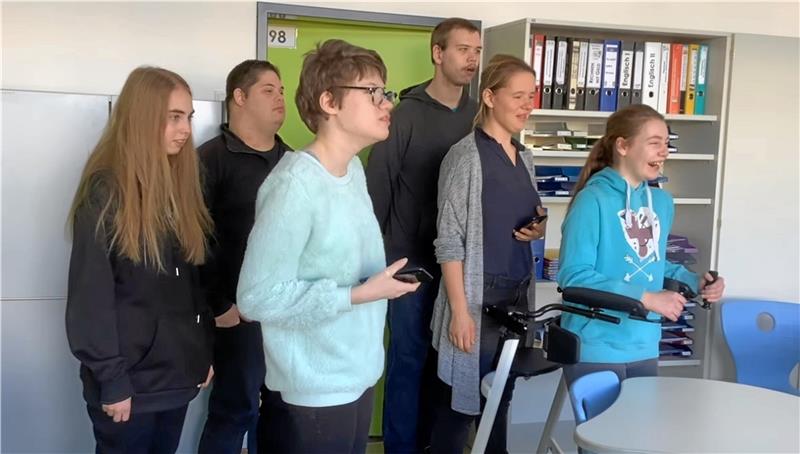 Schule am Harly gewinnt Filmwettbewerb mit „What the Fuck!“ Es reicht, Herr Lehrer! Die Klasse stellt sich geschlossen gegen den despotischen Pädagogen und bringt ihn zu Vernunft. Filmszene aus „What the Fuck!“. Screenshot: Hartmann