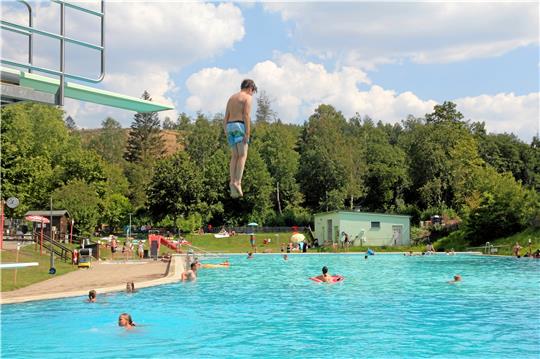 Es scheint, als würden auch künftig Badegäste in Hohegeiß vom Drei-Meter-Brett ins Waldschwimmbad springen. Der Fachausschuss jedenfalls empfiehlt dem Rat, 800.000 Euro im Nachtragshaushalt für die „Umsetzung der Neukonzeption“ im Freibad bereitzustellen. Archivfoto: Eggers