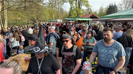 Es sieht so wie im Vorjahr auch für den heutigen Abend nach T-Shirt-Wetter aus. Die Nachfrage nach Karten für die Feier im Kurpark ist denn auch hoch.