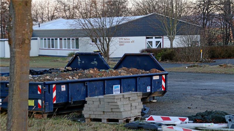 Vor dem Sportheim des TV Jahn Dörnten stehen auf einem Platz Container.